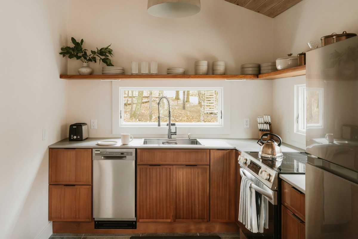 Cuisine aux façades en bois, baignée de lumière naturelle